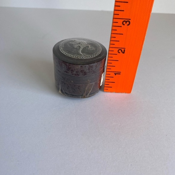Vtg Round Wood Trinket Pill Box Hand Tooled Embossed With Metal Lizard‎ on Lid - Picture 4 of 7
